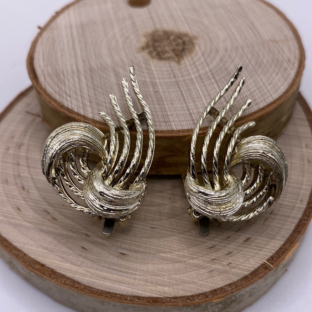 Vintage Lisner 1930s Gold Tone Swirls & Knot Clip On Earrings